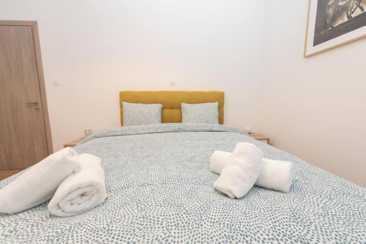 Spacious Flat 10min From Subway Stations Apartment